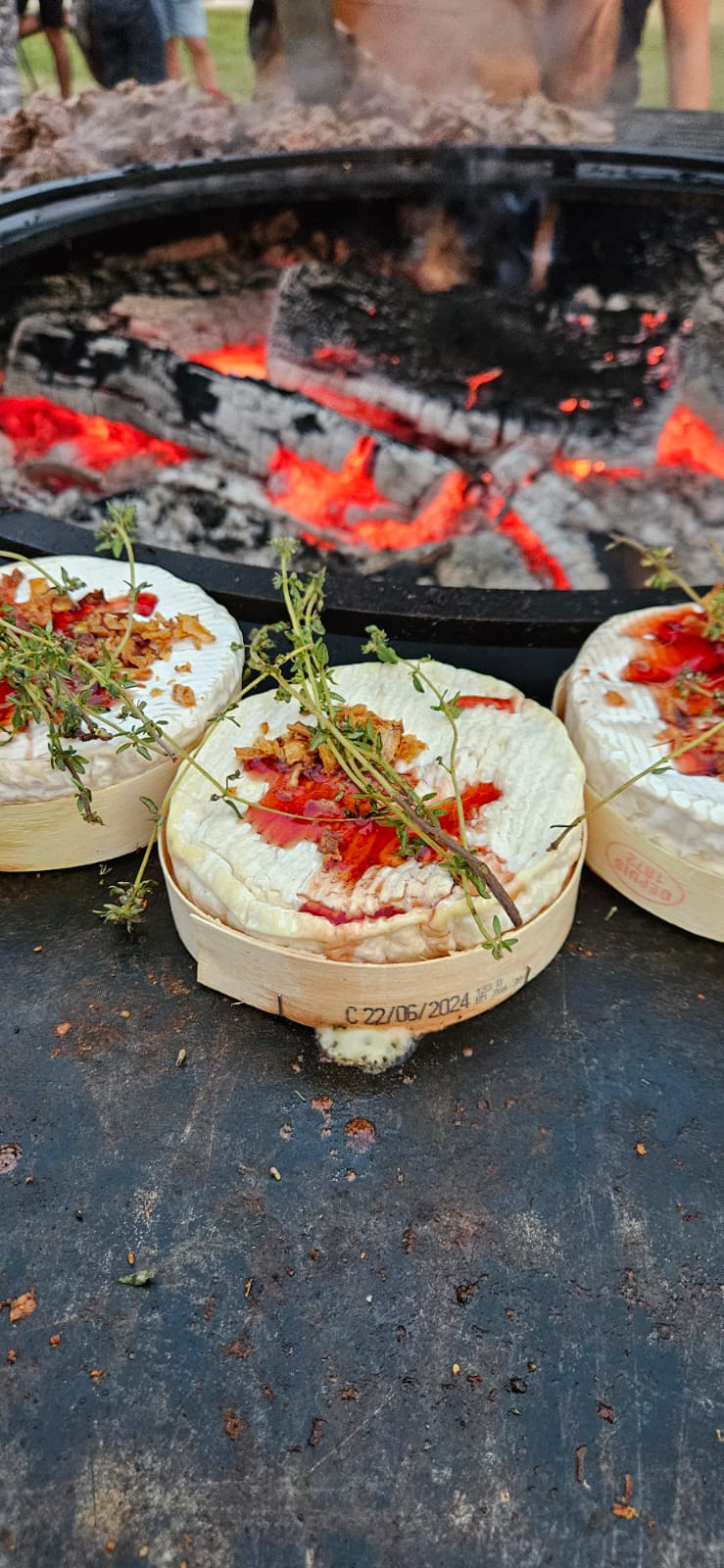 Camembert rôti aux herbes et à la tomate séchée | Braises et Copains Traiteur en occitanie